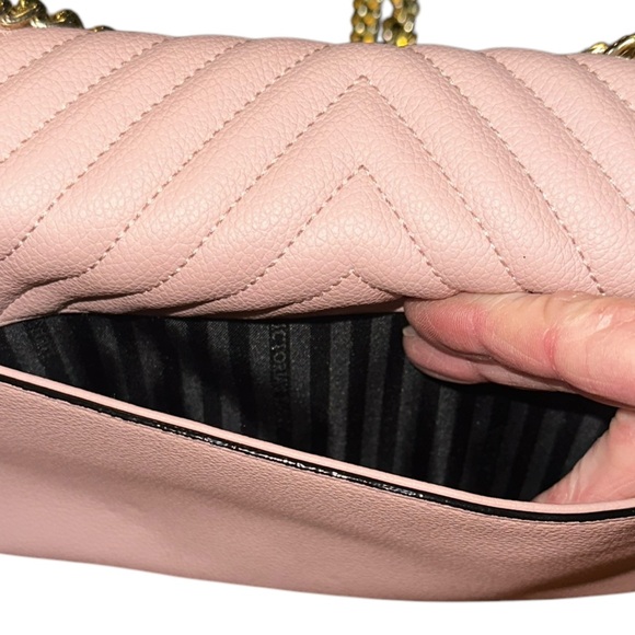 Victoria Secret purse has thick gold chain shoulder strap, magnetic snap pinkish